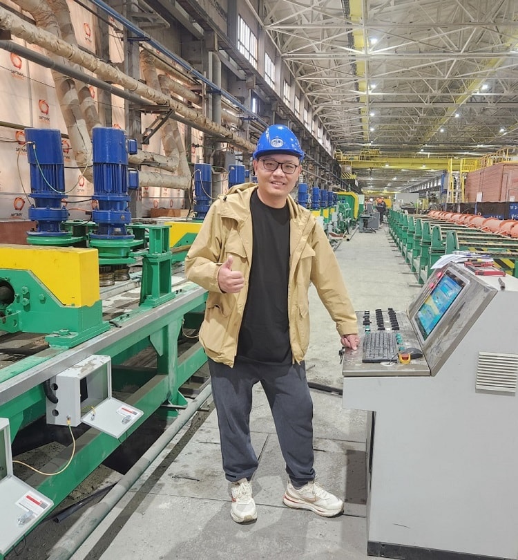 Директор Ли Цзэлун на заводе УГМК по монтажным работам Директор Ли Цзэлун на заводе УГМК по монтажным работам