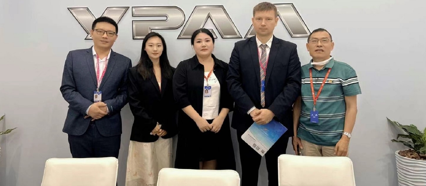 20122025002 Директор Ли Цзэлун, ведущий переводчик Нань, и китайские производители на переговоре с АО Автомобильный завод 'Урал'