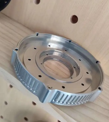 24122025004 Изделия - маховик под обработкой фрезерного станка